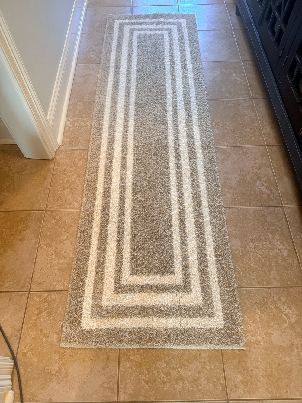 Neutral Geometric Runner Rug in Beige and White